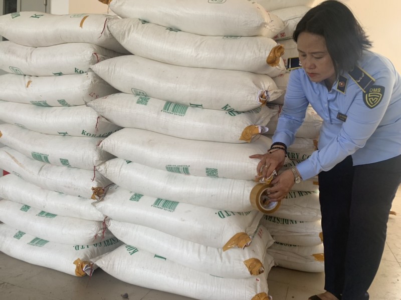 Tạm giữ gần 12 tấn đường cát Thái Lan nhập lậu